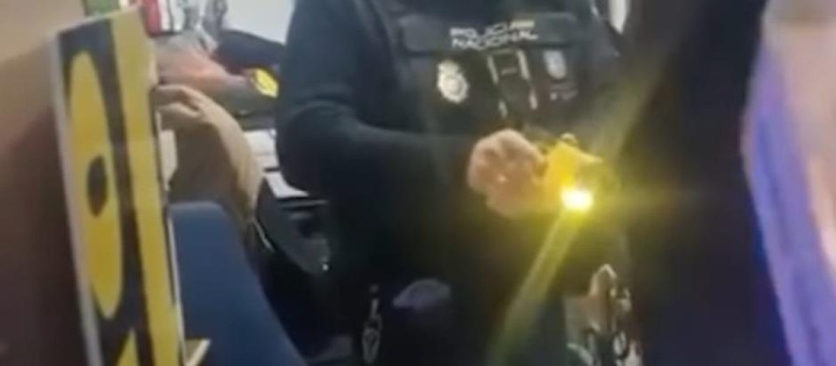 Un vídeo demuestra que la Policía Nacional de Torremolinos usó pistolas táser