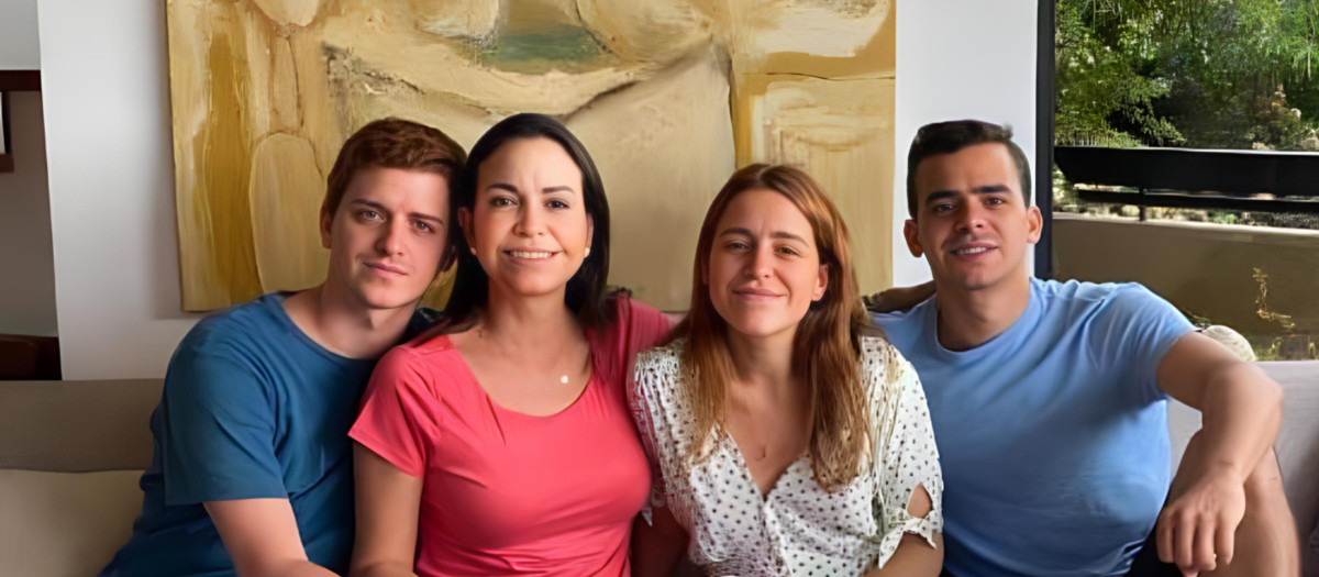 María Corina Machado con sus tres hijos en una foto de archivo