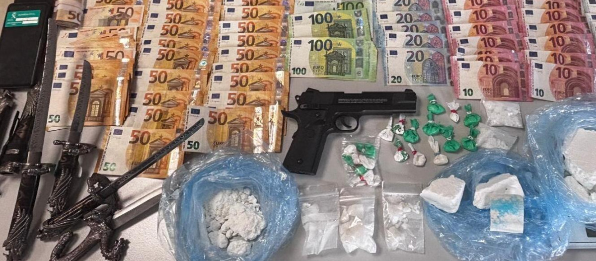 Dinero y efectos aprehendidos por la Guardia Civil en la operación 'Rejum'.

REMITIDA / HANDOUT por GUARDIA CIVIL
Fotografía remitida a medios de comunicación exclusivamente para ilustrar la noticia a la que hace referencia la imagen, y citando la procedencia de la imagen en la firma
10/12/2025