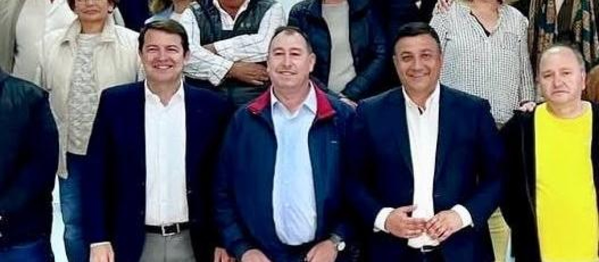 El que fuera alcalde de Aldeaseca (Ávila), Luis Ignacio Arévalo Martín, en el centro junto al presidente del PP y de la Junta de Castilla y León, Alfonso Fernández Mañueco