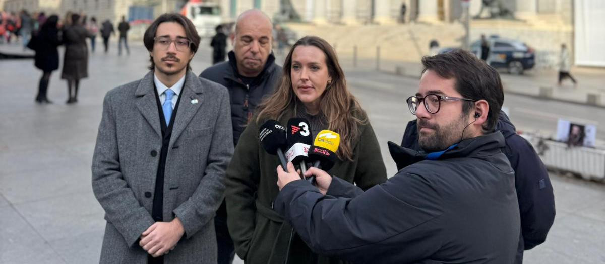 Imagen de los representantes de Escola Valenciana ante el Congreso de los Diputados.