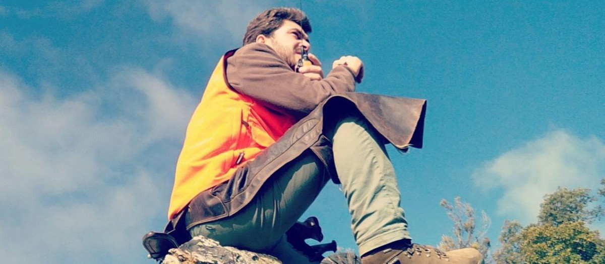 Desde la atalaya. Guía llevando la mano de los perros