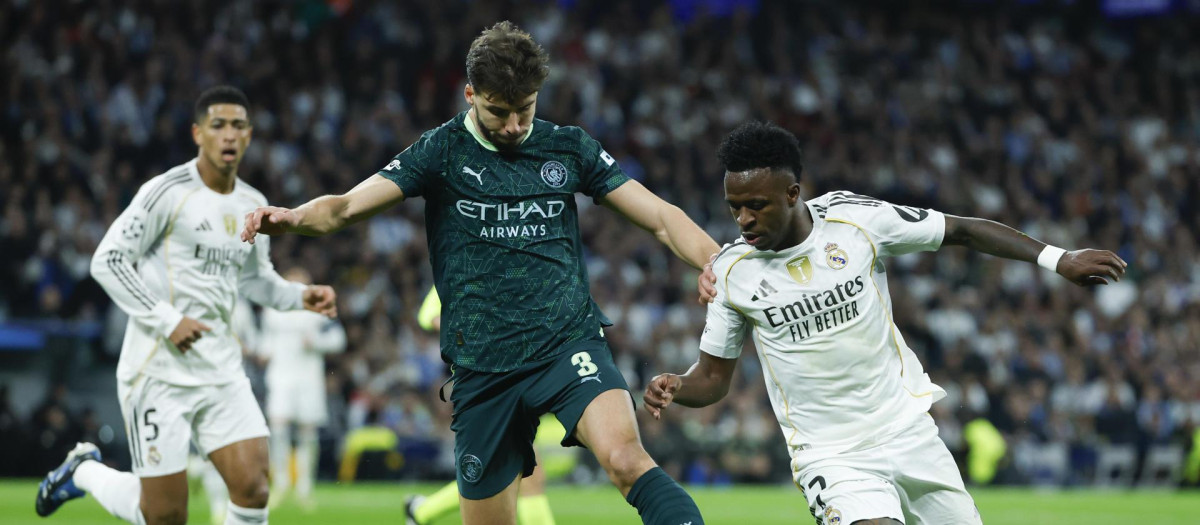Vinicius Junior disputa el balón ante Rubén Dias, durante el Real Madrid - Manchester City