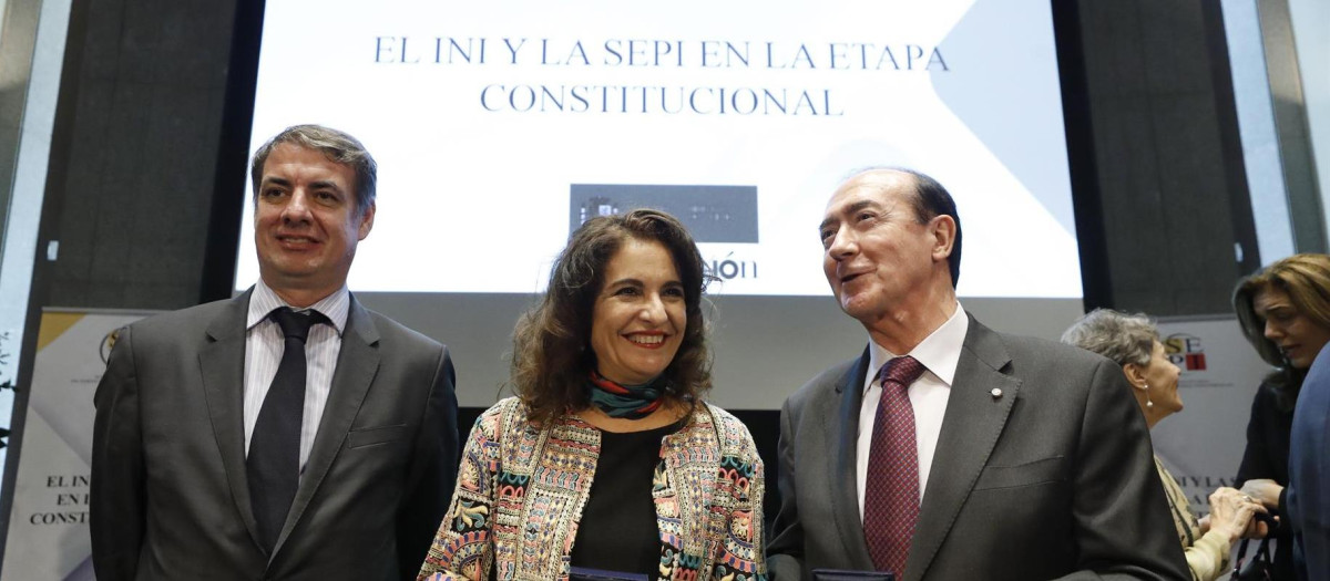 Vicente Fernández, con María Jesús Montero en noviembre de 2018, al poco de entrar en la SEPI