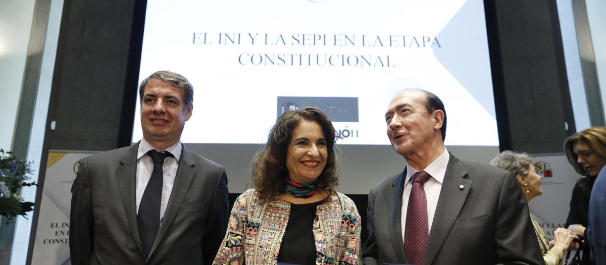 Vicente Fernández, con María Jesús Montero en noviembre de 2018, al poco de entrar en la SEPI