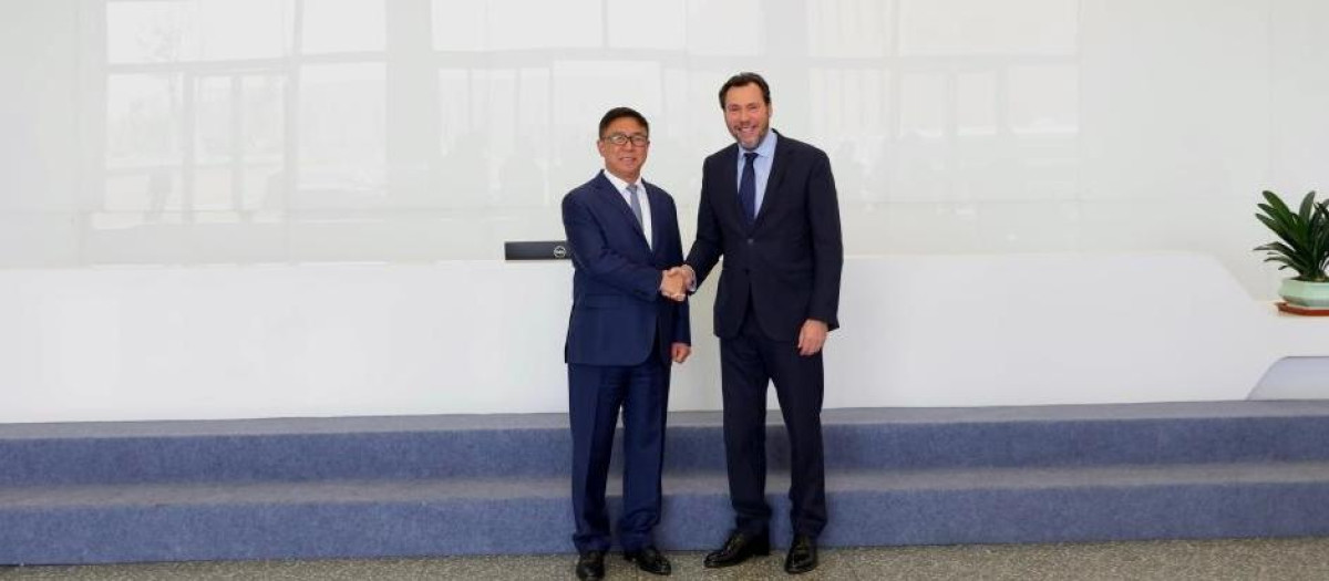 El ministro Óscar Puente junto a un directivo de Gotion en las instalaciones de la compañía en China