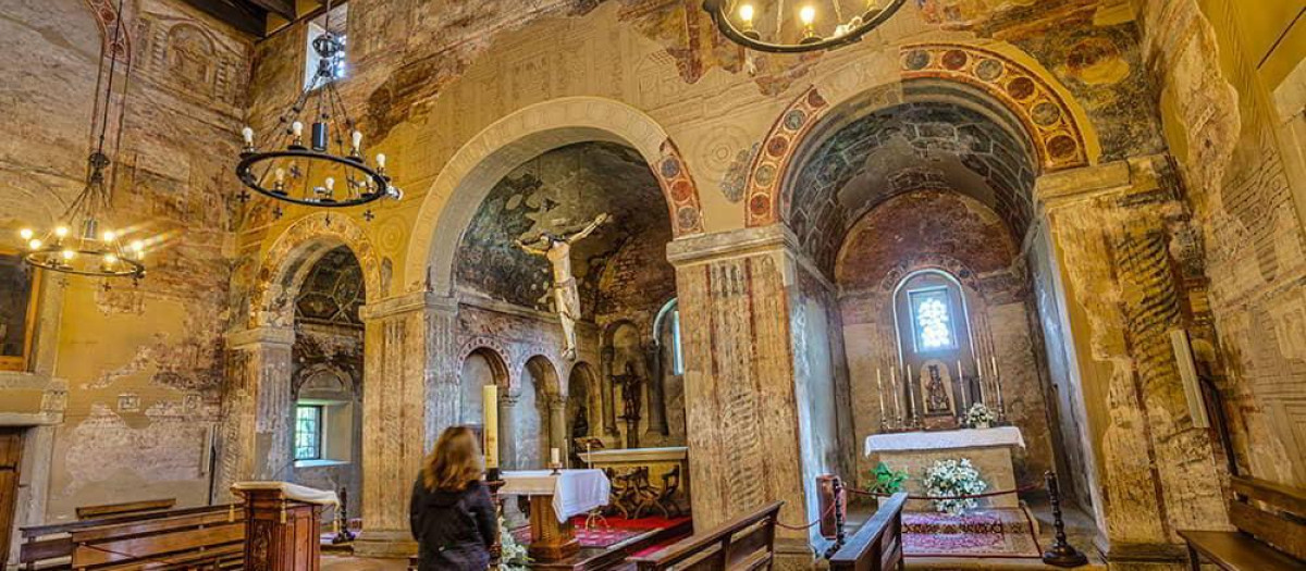 Interior de la iglesia prerrománica de San Julián de los Prados.