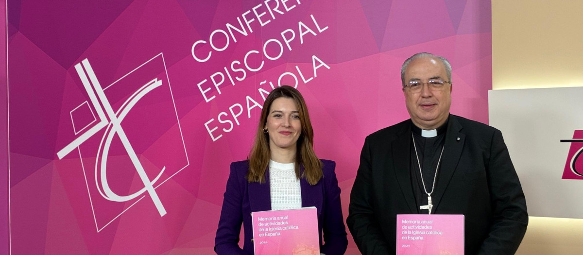 Ester Martín y monseñor César García Magán, en la presentación de la Memoria