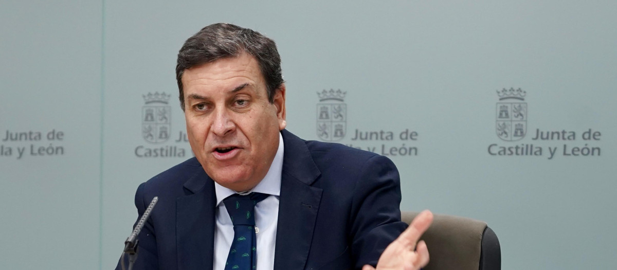 El portavoz de la Junta y consejero de Economía y Hacienda y portavoz, Carlos Fernández Carriedo, comparece en rueda de prensa tras la reunión del Consejo de Gobierno