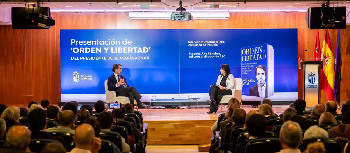 El expresidente José María Aznar y la alcaldesa de Pozuelo, Paloma Tejero

REMITIDA / HANDOUT por AYUNTAMIENTO DE POZUELO DE ALARCÓN
Fotografía remitida a medios de comunicación exclusivamente para ilustrar la noticia a la que hace referencia la imagen, y citando la procedencia de la imagen en la firma
10/12/2025