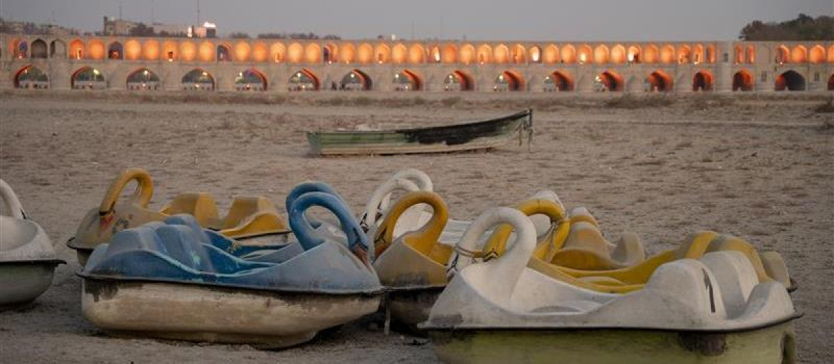 Barcas de pedales varadas junto a un muelle en el lecho seco del río Zayanderud en Isfahán, Irán