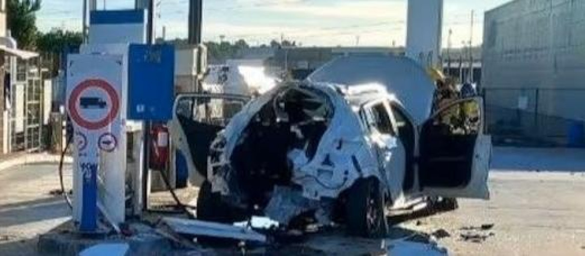 Imagen del vehículo y la gasolinera tras el incidente