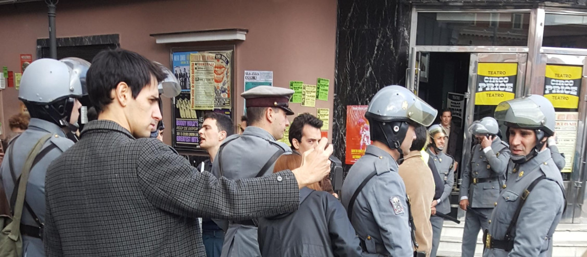 grises, antiguos Policías armados