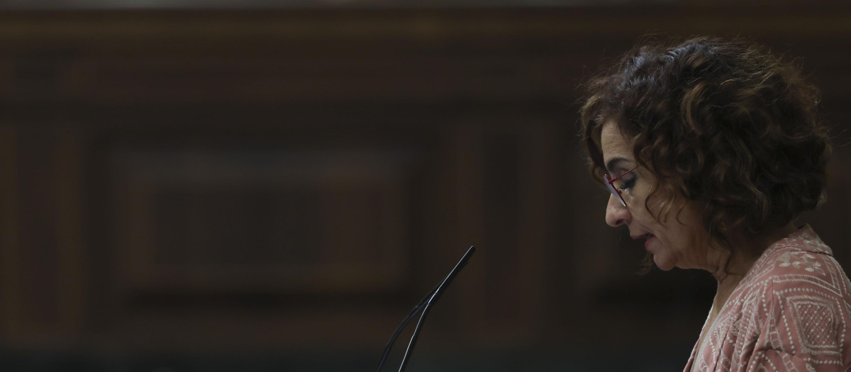 La vicepresidenta primera, María Jesús Montero, en el Pleno de este jueves