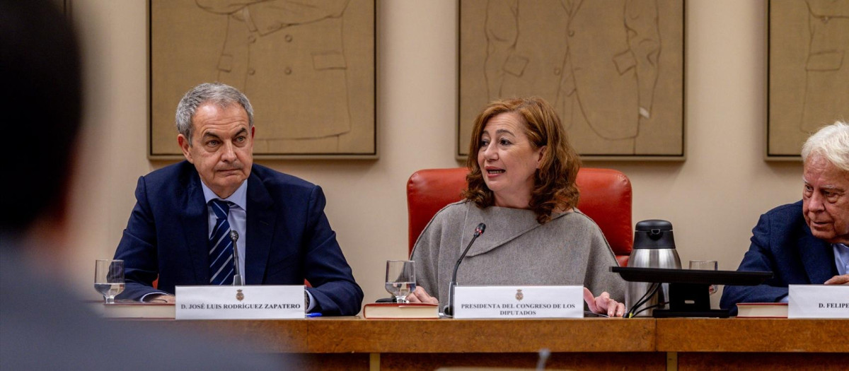 Los expresidentes del Gobierno, José Luis Rodríguez Zapatero (i) y Felipe González (d), y la presidenta del Congreso, Francina Armengol