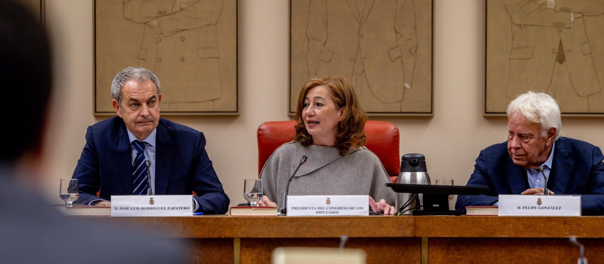 Los expresidentes del Gobierno, José Luis Rodríguez Zapatero (i) y Felipe González (d), y la presidenta del Congreso, Francina Armengol