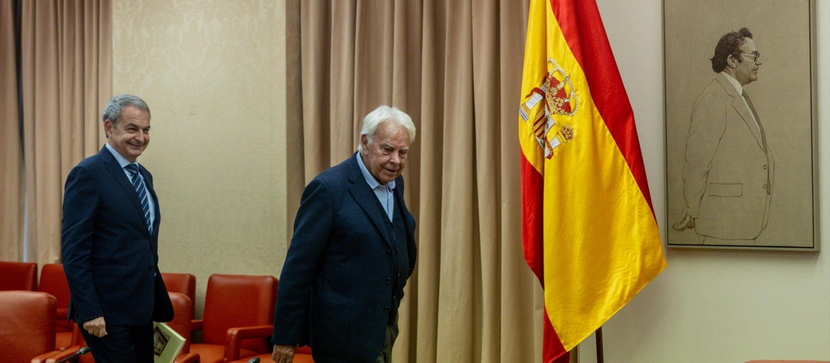 Los expresidentes del Gobierno José Luis Rodríguez Zapatero (i) y Felipe González (d), durante la presentación del libro  'Discursos parlamentarios' de Alfredo Pérez Rubalcaba, en el Congreso de los Diputados