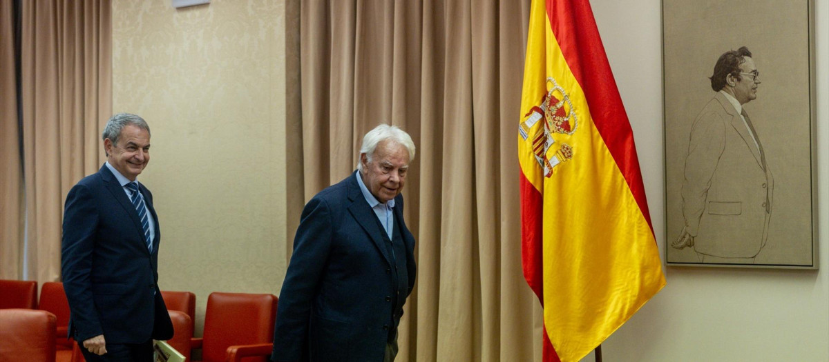 Los expresidentes del Gobierno José Luis Rodríguez Zapatero (i) y Felipe González (d), durante la presentación del libro  'Discursos parlamentarios' de Alfredo Pérez Rubalcaba, en el Congreso de los Diputados
