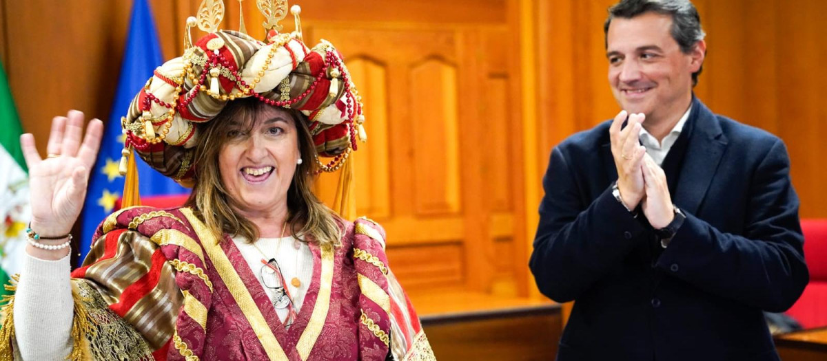 María del Mar Sánchez Espejo, junto a José María Bellido, tras ser elegida Rey Gaspar