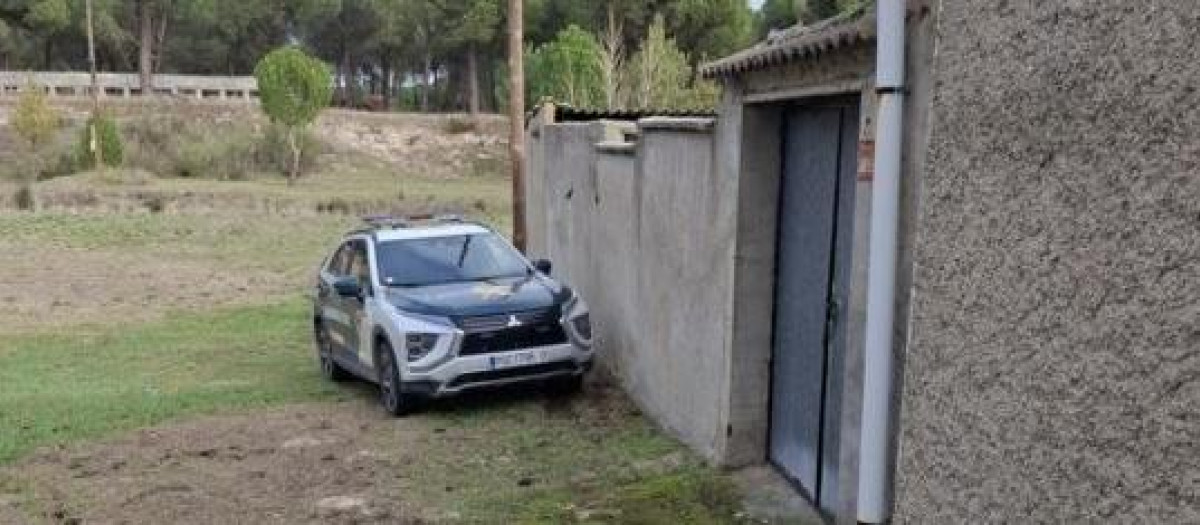 Imagen del coche patrulla de la Guardia Civil en el domicilio de Hornillos de Eresma (Valladolid) 

REMITIDA / HANDOUT por GUARDIA CIVIL
Fotografía remitida a medios de comunicación exclusivamente para ilustrar la noticia a la que hace referencia la imagen, y citando la procedencia de la imagen en la firma
12/12/2025