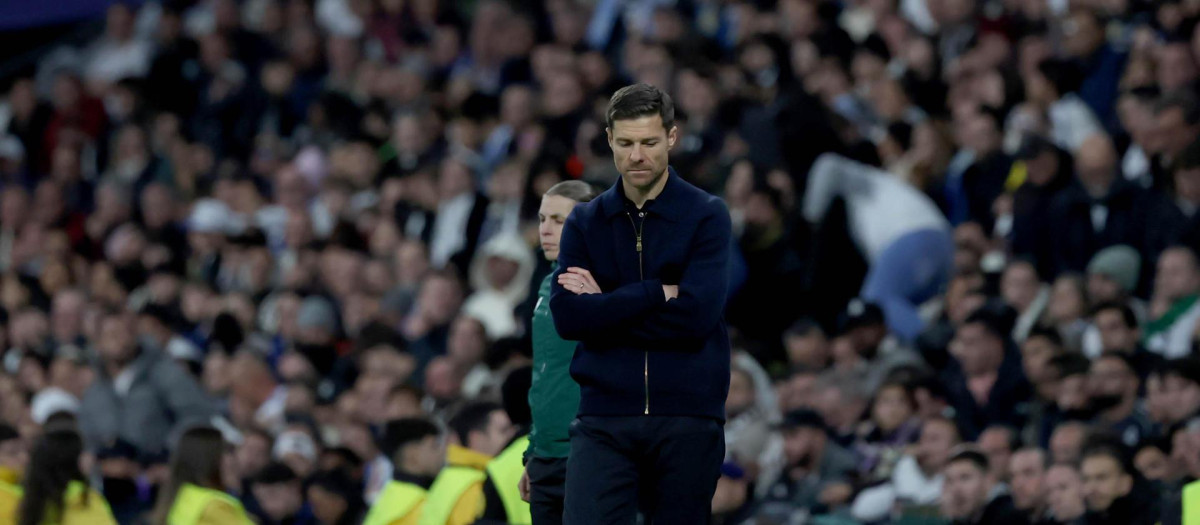 El técnico del Real Madrid, Xabi Alonso, durante el partido ante el Manchester City en el Bernabéu