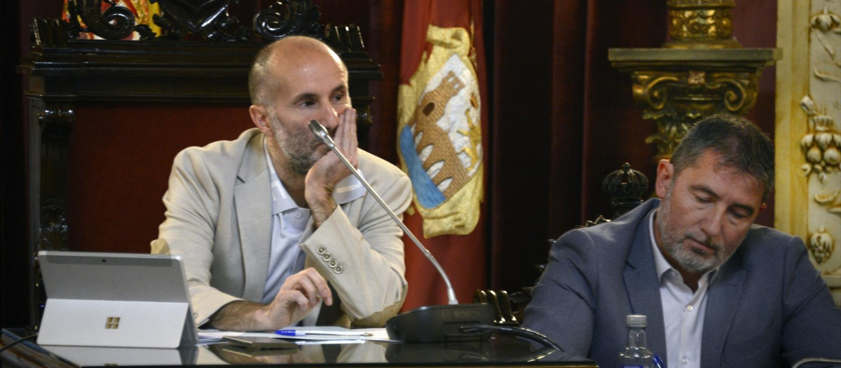 (Foto de ARCHIVO)
El alcalde de Ourense, Gonzalo Pérez Jácome(i),durante una concentración contra él, frente al Concello de Ourense, a 6 de noviembre de 2024, en Ourense, Galicia (España). Tras la primera huelga contra Jácome, otra se ha producido debido al mandato siempre convulso en las relaciones entre el alcalde y su personal. Sin fisuras, los cinco sindicatos convocantes cifraron en un 90% el seguimiento y redoblan su desafío a su jefe, al que acusan de insultos, desprecios, vejaciones, presiones y acoso en un ambiente de trabajo que definen como “caótico y dictatorial”.

Rosa Veiga / Europa Press
06 NOVIEMBRE 2024;CONCENTRACIÓN;OURENSE;ALCALDE;FUNCIONARIOS
06/11/2024