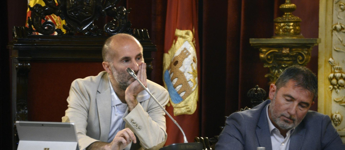 (Foto de ARCHIVO)
El alcalde de Ourense, Gonzalo Pérez Jácome(i),durante una concentración contra él, frente al Concello de Ourense, a 6 de noviembre de 2024, en Ourense, Galicia (España). Tras la primera huelga contra Jácome, otra se ha producido debido al mandato siempre convulso en las relaciones entre el alcalde y su personal. Sin fisuras, los cinco sindicatos convocantes cifraron en un 90% el seguimiento y redoblan su desafío a su jefe, al que acusan de insultos, desprecios, vejaciones, presiones y acoso en un ambiente de trabajo que definen como “caótico y dictatorial”.

Rosa Veiga / Europa Press
06 NOVIEMBRE 2024;CONCENTRACIÓN;OURENSE;ALCALDE;FUNCIONARIOS
06/11/2024