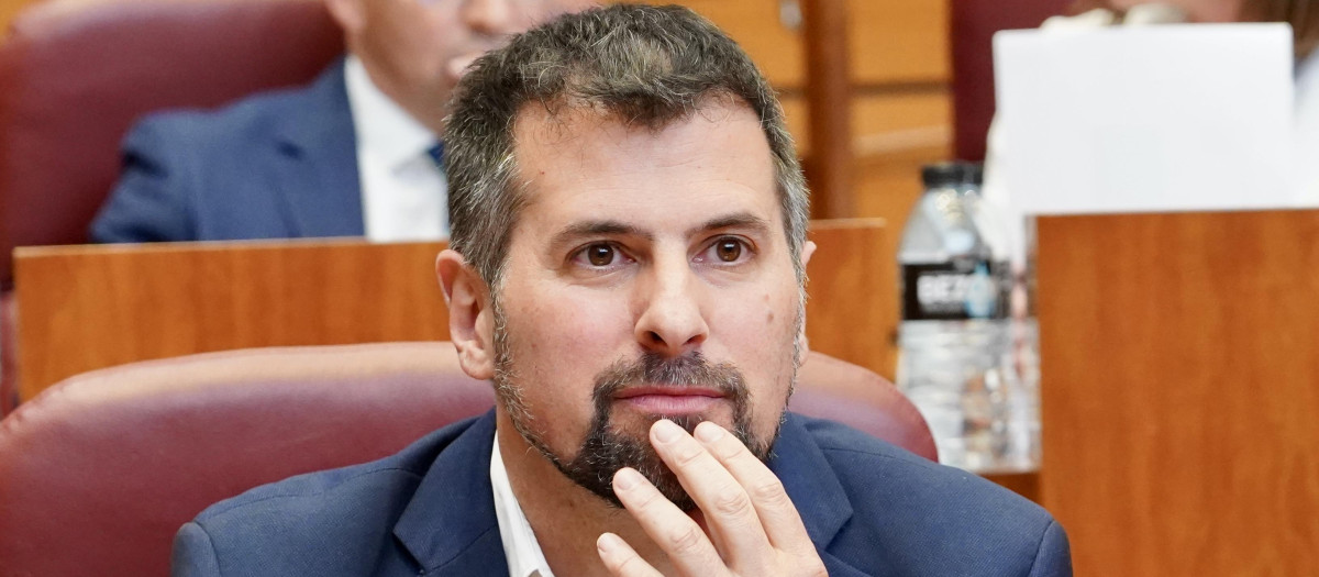 Luis Tudanca, en el Pleno de las Cortes de Castilla y León, el pasado abril