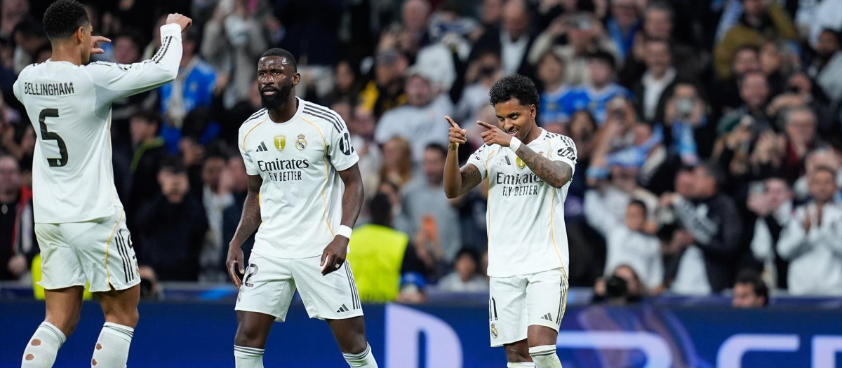 Los jugadores del Real Madrid, durante el partido en Champions ante el Manchester City