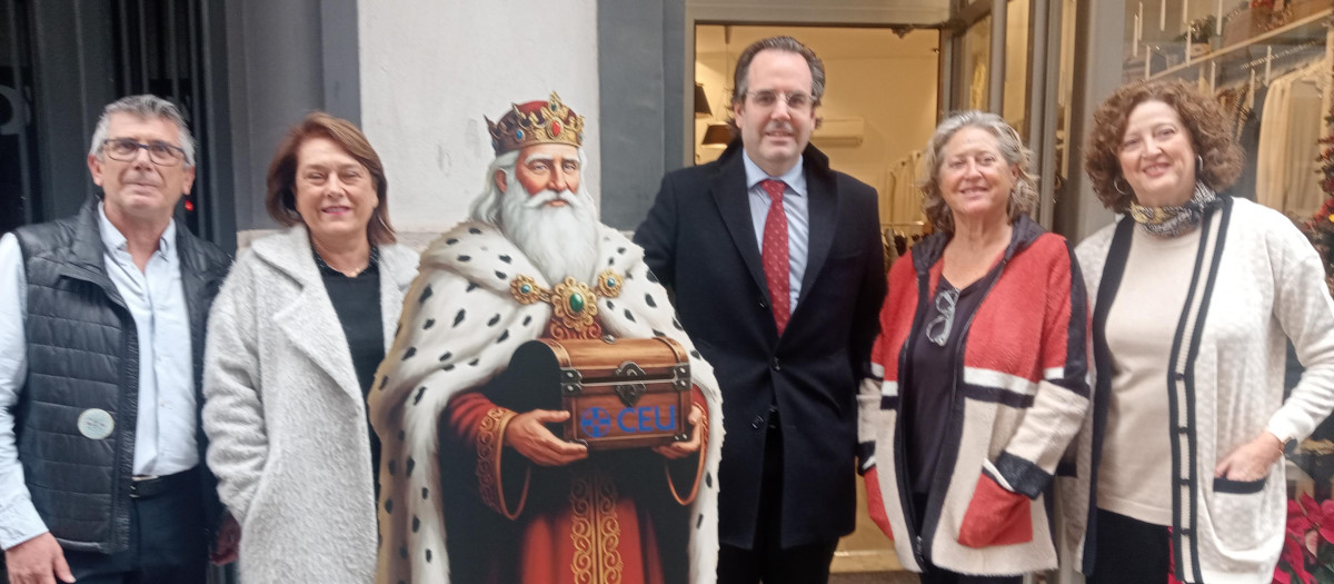 Álvaro Antón, vicerrector del CEU UCH en Elche; Caridad Martínez, Concejal de Mujer, Comercio, Hostelería y Aperturas del Ayuntamiento de Elche; y Javier Marco, secretario de la Asociación de Comerciantes del Centro de Elche.