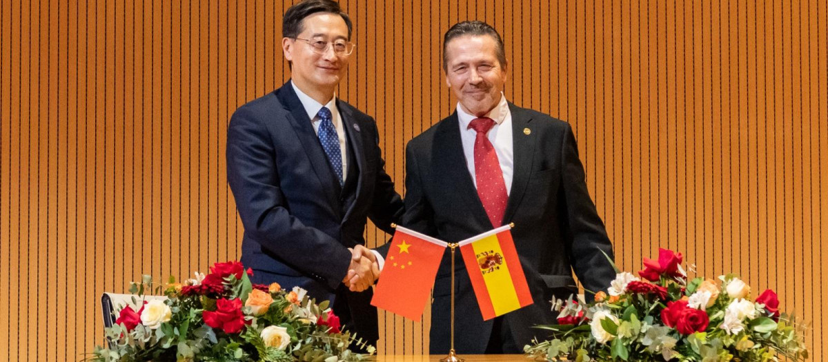 Imagen tomada este viernes del rector de la UPV, José E. Capilla, y el presidente de la Beihang University, Yunpeng Wang