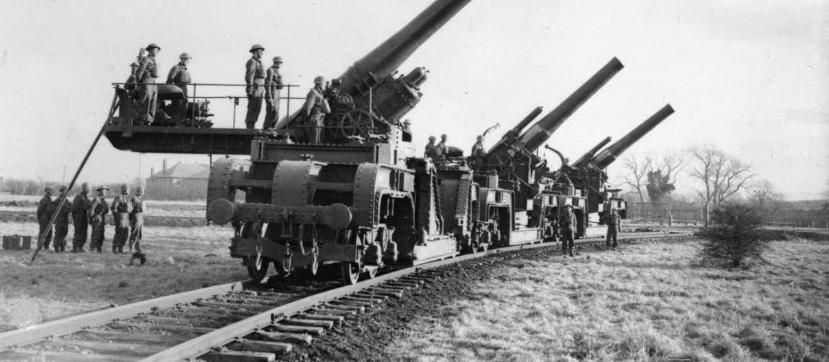 Un obús ferroviario Mk V de 12 pulgadas (en primer plano) y dos obuses ferroviarios Mk III de 12 pulgadas en Catterick.