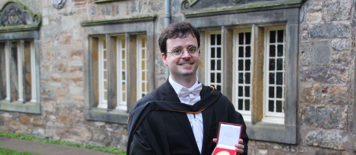 Lluis Meseguer, con la Principal's Medal de la Universidad de Sant Andrews