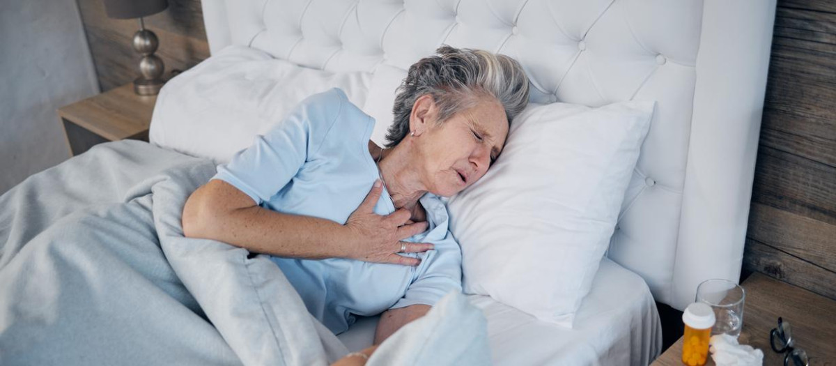 Mujer a la que le está dando un infarto