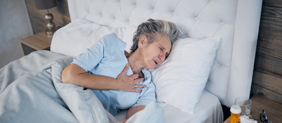 Mujer a la que le está dando un infarto