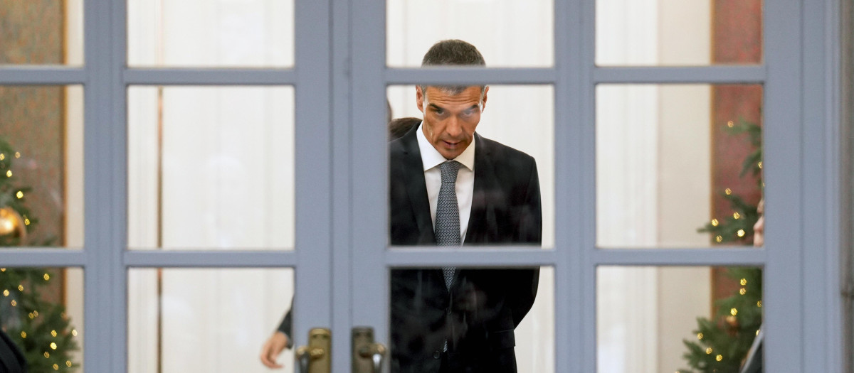 Pedro Sánchez el miércoles en la Moncloa, recibiendo al presidente de Palestina