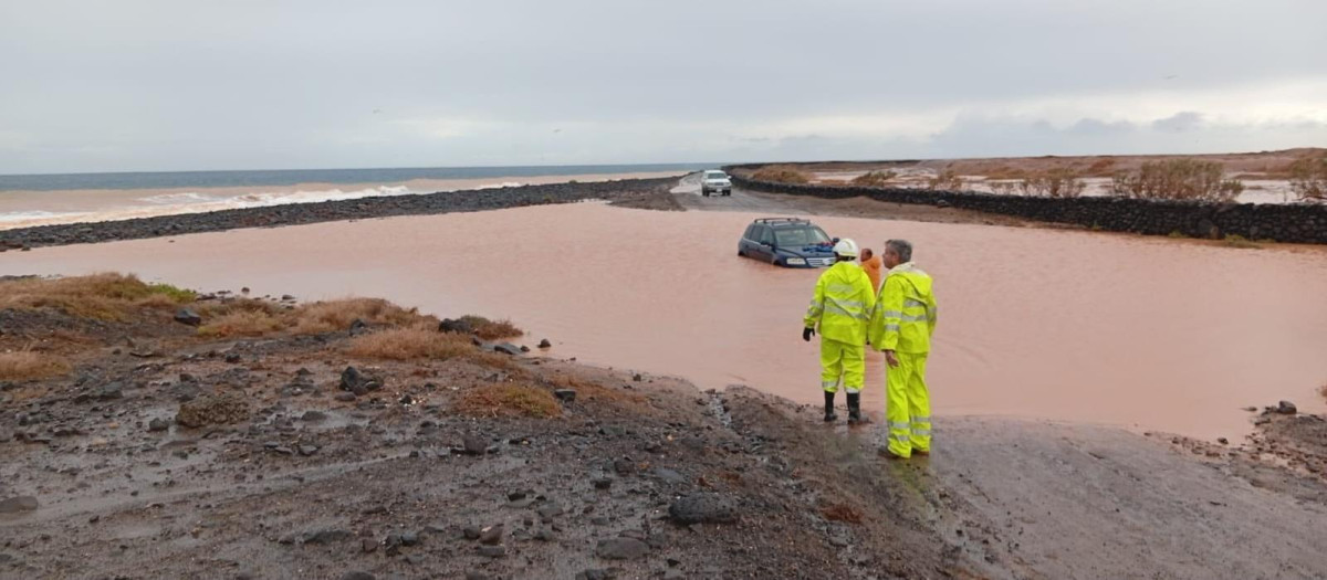 Bomberos viendo los desperfectos ocasionados por las fuertes lluvias