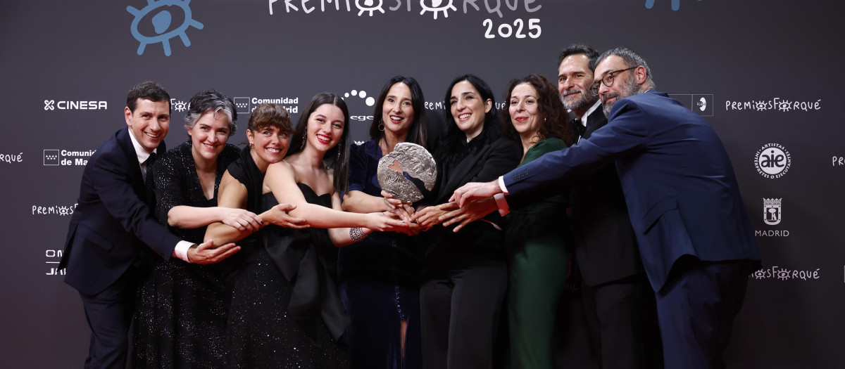 MADRID, 13/12/2025.- El equipo de la película ´Los Domingos´ posa con el premio a ´Mejor largometraje de ficción´ durante la gala de la 31 edición de los Premios Forqué que se celebra este sábado en Ifema, en Madrid. EFE/Daniel González.