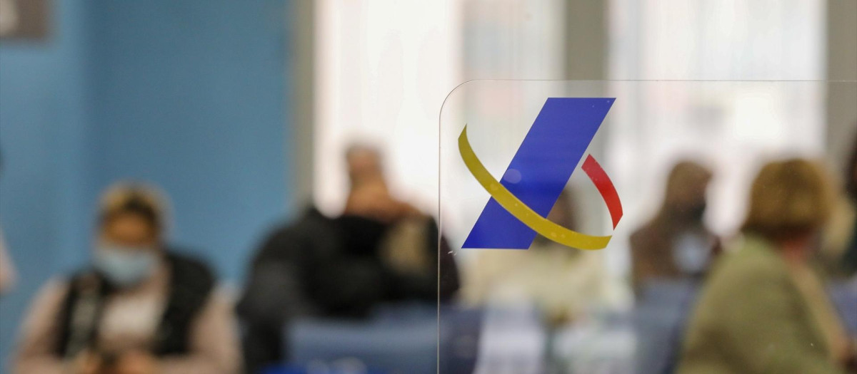 Varias personas esperan en una oficina de la Agencia Tributaria.