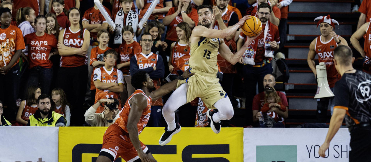 Tomas Satoransky (d) es defendido por el base belga del Baxi Manresa Retin Obasohan (i), durante el Baxi Manresa - Barcelona
