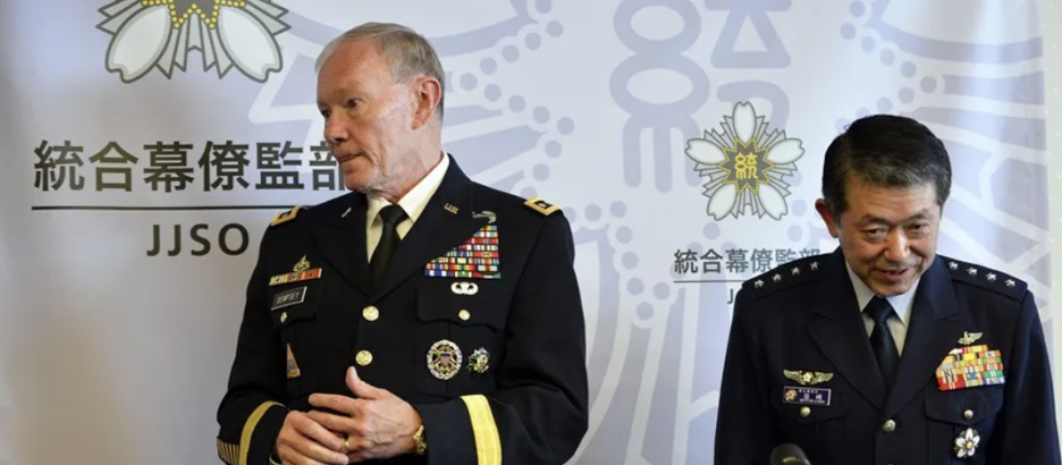 ?residente del Estado Mayor Conjunto de los Estados Unidos, general Martin Dempsey (i) y su homólogo japonés, el general Shigeru Iwasaki