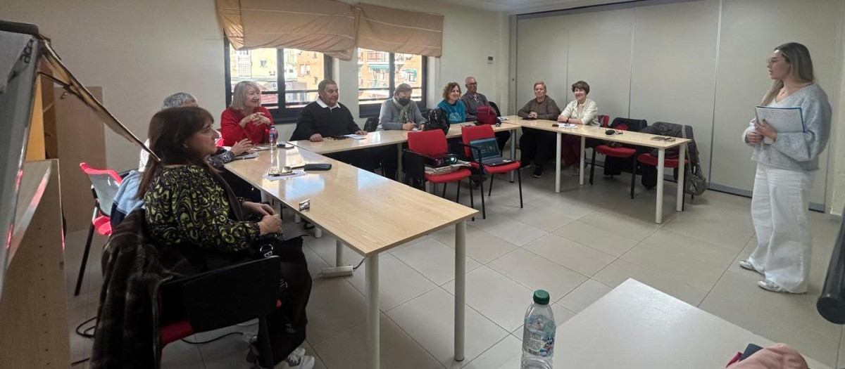 La formadora Marta de la Peña explicando a los mayores de Móstoles los diferentes tipos de fraude digital.