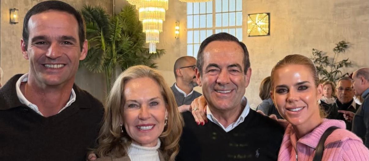 José Bono con su exmujer y sus hijos, este domingo