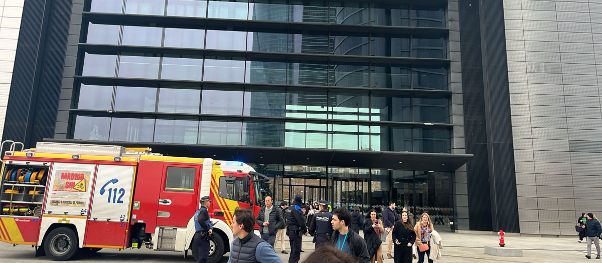 Desalojo de la Torre Cepsa de la Castellana por un incendio