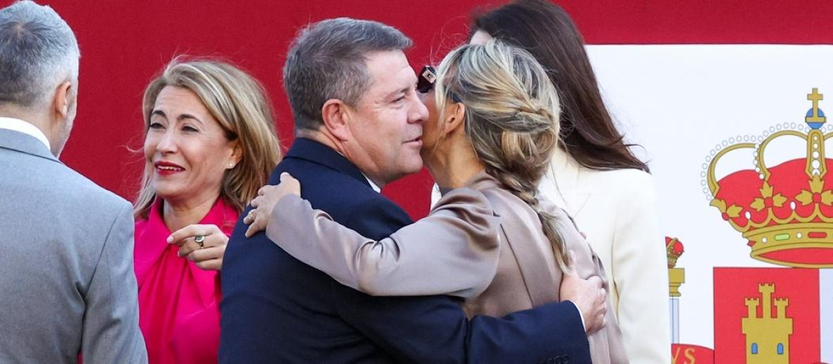 (Foto de ARCHIVO)
(I-D) El presidente de la Junta de Castilla La-Mancha, Emiliano García-Page, saluda a la vicepresidenta segunda y ministra de Trabajo y Economía Social, Yolanda Díaz y la ministra de Ciencia e Innovación, Diana Morant, durante el acto solemne de homenaje a la bandera nacional y desfile militar en el Día de la Hispanidad, a 12 de octubre de 2022, en Madrid (España). Los actos por el Día de la Fiesta de la Hispanidad comienzan con el izado de la Bandera Nacional y el homenaje a los que dieron su vida por España, al que siguen los desfiles aéreo y terrestre de distintas unidades en los que participan más de 4.000 militares, 150 vehículos y cerca de 220 caballos, a los que se suman 84 aeronaves. La tribuna presidida por los Reyes se encuentra en la plaza de Lima y este año la princesa Leonor no asiste al desfile al encontrarse estudiando en Gales. ‘Todos trabajamos por un fin común’ es el lema que el Ministerio de Defensa ha elegido para los actos de este año por la Fiesta Nacional.

Eduardo Parra / Europa Press
12 OCTUBRE 2022;FIESTA NACIONAL;4.000 MILITARES;DESFILE;FIESTA DE ESPAÑA;ESPAÑA;DESFILE;MILITARES;ESPAÑA;BANDERA DE ESPAÑA;ESPAÑA
12/10/2022