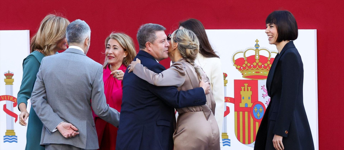 (Foto de ARCHIVO)
(I-D) El presidente de la Junta de Castilla La-Mancha, Emiliano García-Page, saluda a la vicepresidenta segunda y ministra de Trabajo y Economía Social, Yolanda Díaz y la ministra de Ciencia e Innovación, Diana Morant, durante el acto solemne de homenaje a la bandera nacional y desfile militar en el Día de la Hispanidad, a 12 de octubre de 2022, en Madrid (España). Los actos por el Día de la Fiesta de la Hispanidad comienzan con el izado de la Bandera Nacional y el homenaje a los que dieron su vida por España, al que siguen los desfiles aéreo y terrestre de distintas unidades en los que participan más de 4.000 militares, 150 vehículos y cerca de 220 caballos, a los que se suman 84 aeronaves. La tribuna presidida por los Reyes se encuentra en la plaza de Lima y este año la princesa Leonor no asiste al desfile al encontrarse estudiando en Gales. ‘Todos trabajamos por un fin común’ es el lema que el Ministerio de Defensa ha elegido para los actos de este año por la Fiesta Nacional.

Eduardo Parra / Europa Press
12 OCTUBRE 2022;FIESTA NACIONAL;4.000 MILITARES;DESFILE;FIESTA DE ESPAÑA;ESPAÑA;DESFILE;MILITARES;ESPAÑA;BANDERA DE ESPAÑA;ESPAÑA
12/10/2022