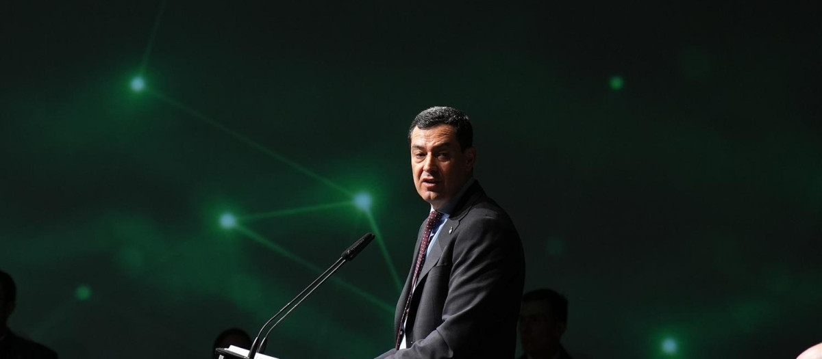 Juanma Moreno en un encuentro informativo organizado por Europa Press.