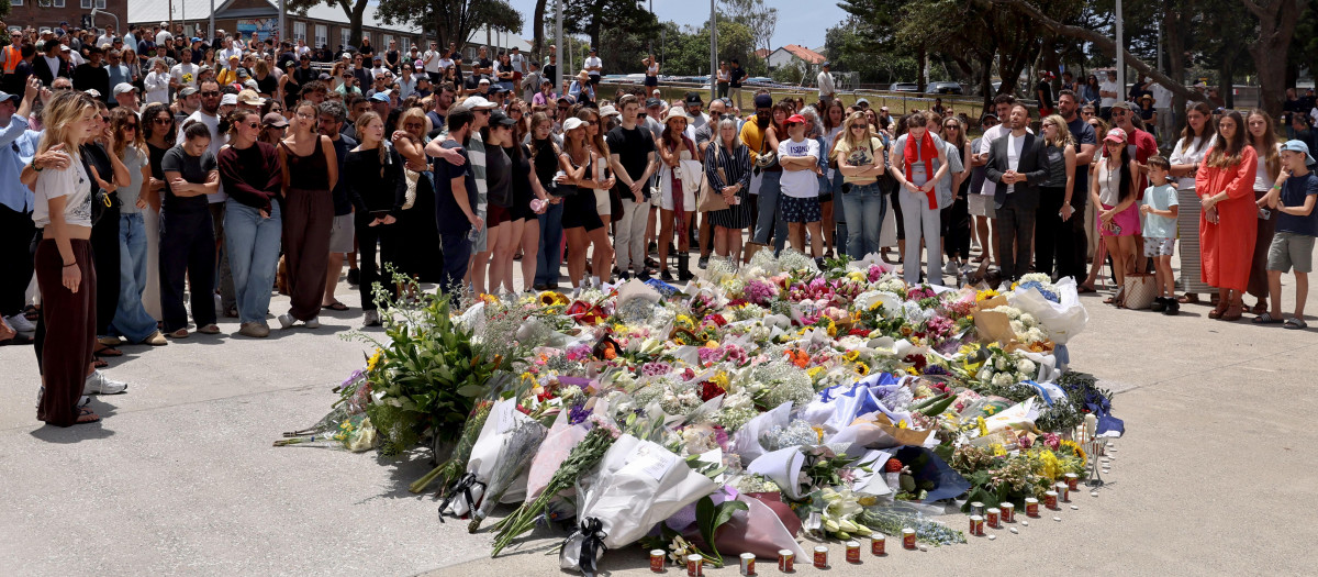 Un homenaje con flores y velas se ha ubicado cerca del lugar del ataque terrorista en Sidney, Australia
