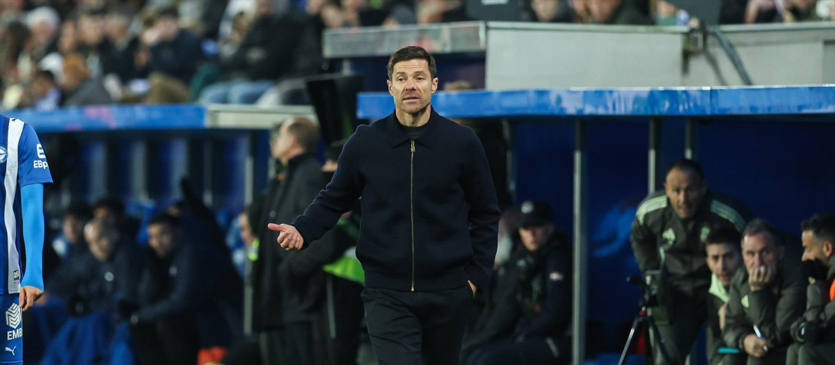 Xabi Alonso gesticula durante el partido frente al Alavés
