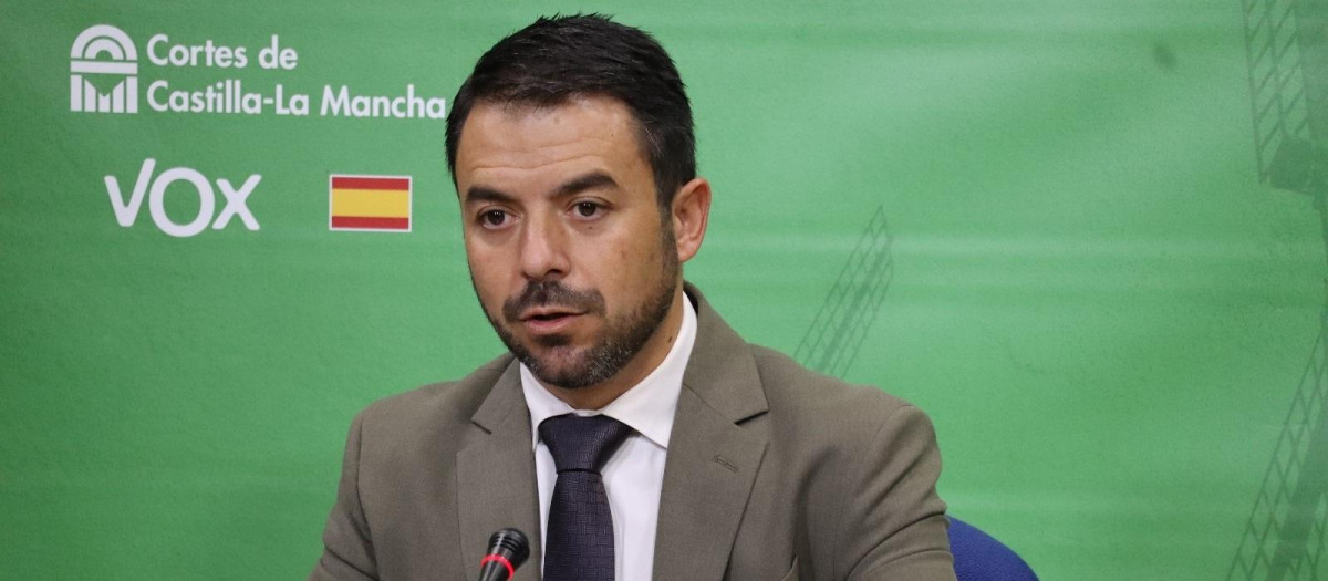 El diputado regional de Vox, Iván Sánchez, en rueda de prensa